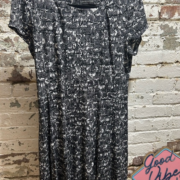 Connected Apparel black and white cap sleeve rayon dress in size 10. - Picture 4 of 5